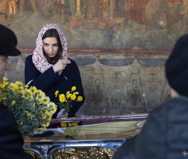 Pelerini pe Colina Bucuriei, rugători înaintea raclei Sfântului Dimitrie Basarabov
