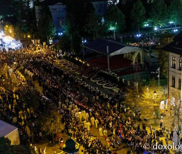 (Video) Sfânta Parascheva și Sfântul Pantelimon, binecuvântând Iașiul la procesiunea „Calea Sfinților”