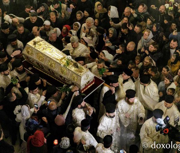 Procesiunea scoaterii spre închinare a moaștelor Sfintei Cuvioase Parascheva