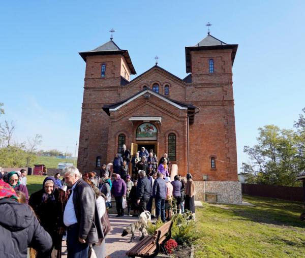 Slujbă arhierească la Parohia Românești, cu prilejul aniversării a 100 de ani de la târnosirea bisericii