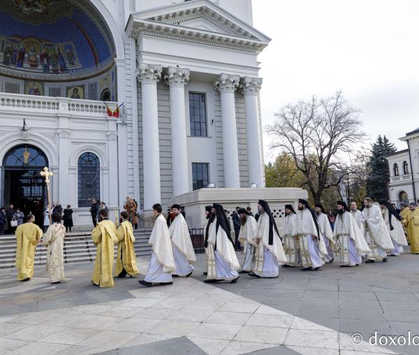 (Foto) Zi aparte la Iași: IPS Teofan și Arhim. Efrem Vatopedinul au săvârșit Sfânta Liturghie la Catedrala Mitropolitană