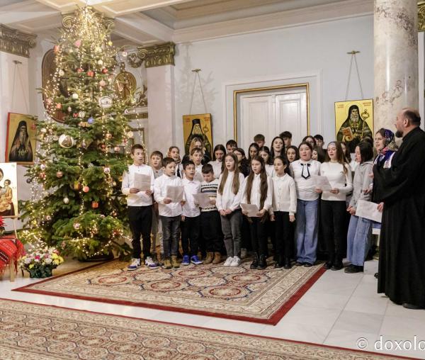 (Foto) Parohia Păușești – Colindători la Reședința Mitropolitană 2024