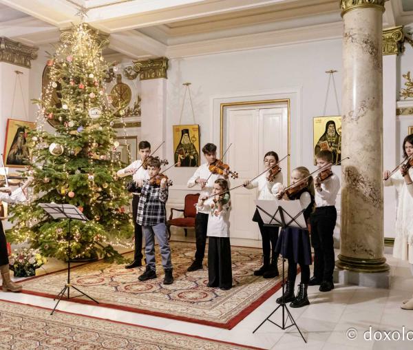 (Foto) Colegiul „Octav Băncilă” din Iași – Colindători la Reședința Mitropolitană 2024