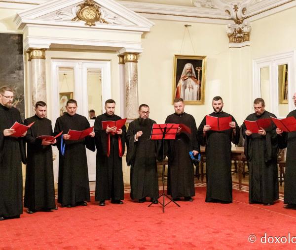 (Foto) Corul cântăreților bisericești „Roman Melodul” din Protopopiatul Săveni – Colindători la Reședința Mitropolitană 2024