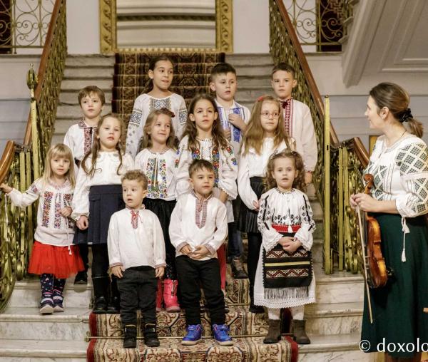 (Foto) Corul Parohiei „Sf. Parascheva” - Iași  – Colindători la Reședința Mitropolitană 2024