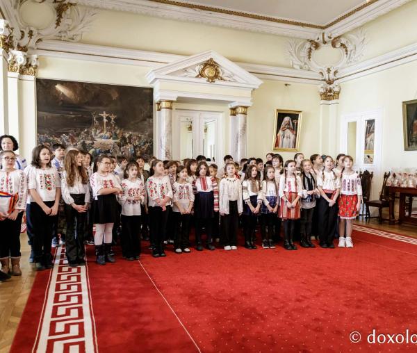 (Foto) Liceul Universității „Alexandru Ioan Cuza” din Iași – Colindători la Reședința Mitropolitană 2024