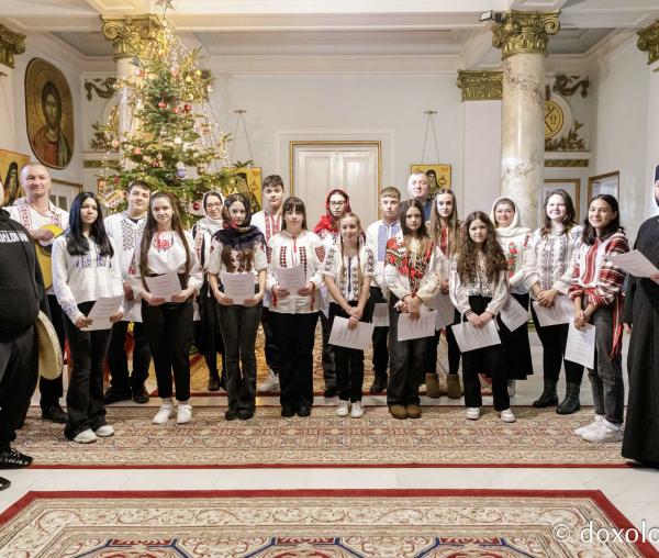(Foto) Școala „Anastasie Barbu” din satul Tabăra, comuna Bivolari – Colindători la Reședința Mitropolitană 2024