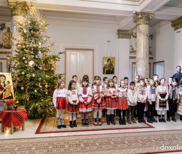 (Foto) Școala Gimnazială „Alexandru cel Bun” din Iași – Colindători la Reședința Mitropolitană 2024