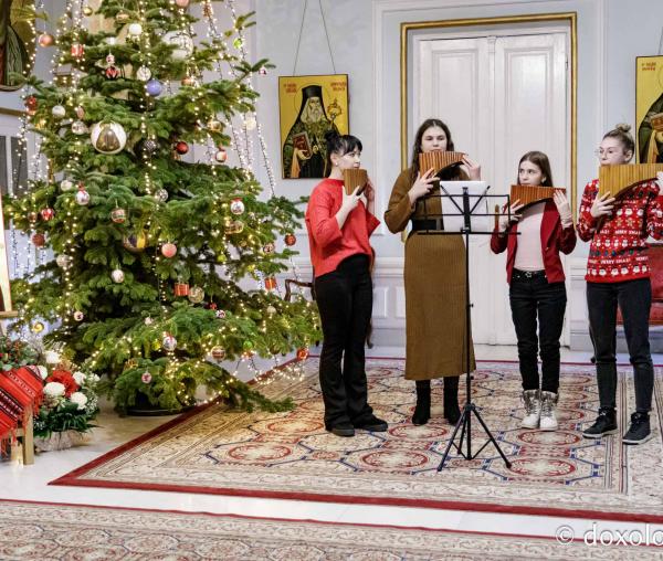 (Foto) Colegiul „Octav Băncilă” din Iași, Ansamblul de nai – Colindători la Reședința Mitropolitană 2024