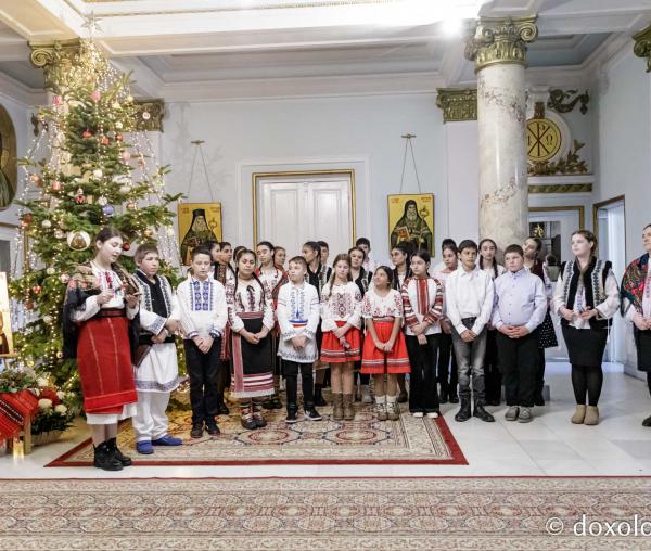 (Foto) Școala Erbiceni, clasa a 7-a – Colindători la Reședința Mitropolitană 2024