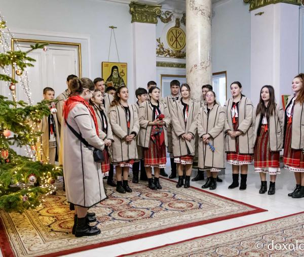 (Foto) Satul Scânteia – Colindători la Reședința Mitropolitană 2024