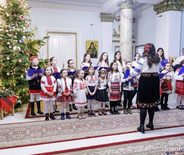 (Foto) Corul Prodromița, Parohia Lunca Cetățuii ll – Colindători la Reședința Mitropolitană 2024