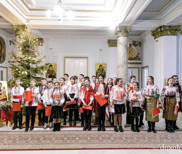 (Foto) Colegiul „Mihail Sadoveanu” din Pașcani  – Colindători la Reședința Mitropolitană 2024