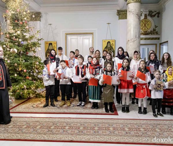 (Foto) Parohia „Adormirea Maicii Domnului” din satul Brătești – Colindători la Reședința Mitropolitană 2024