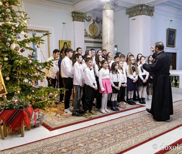 (Foto) Parohia Movileni – Colindători la Reședința Mitropolitană 2024