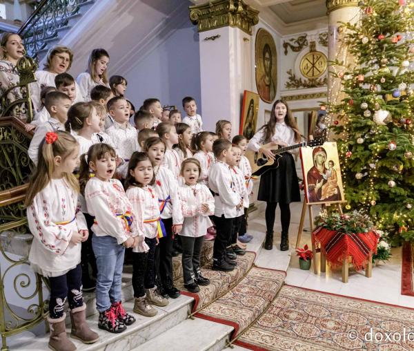 (Foto) Grădinița cu program prelungit nr. 27, Iași – Colindători la Reședința Mitropolitană 2024