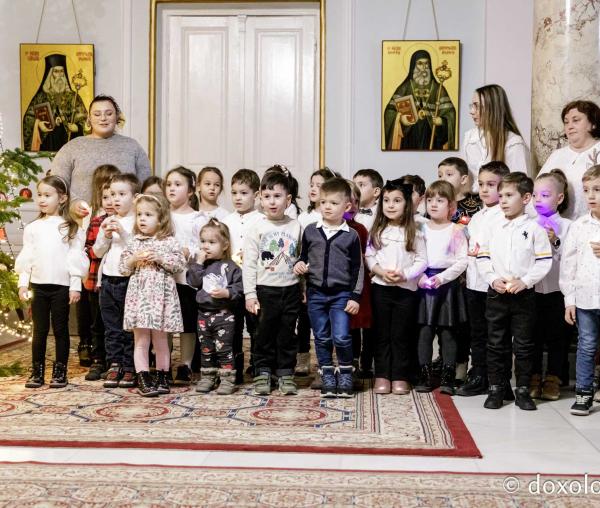 (Foto) Grădinița PP1 Iași – Colindători la Reședința Mitropolitană 2024