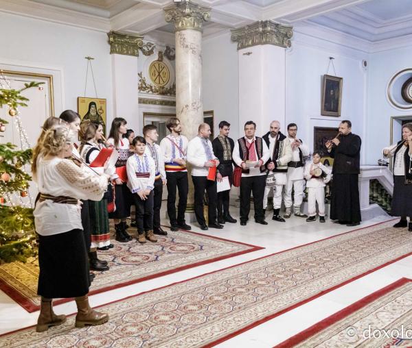 (Foto) Grupul Noi și Vechi – Colindători la Reședința Mitropolitană 2024
