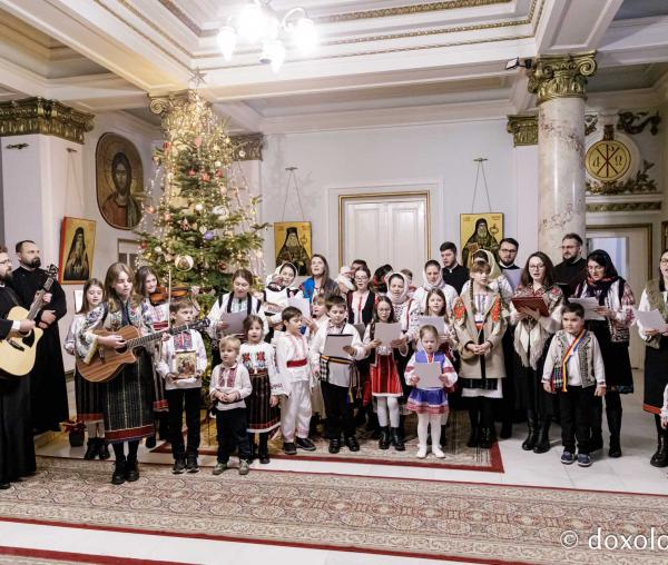 (Foto) Diaconii catedralei mitropolitane – Colindători la Reședința Mitropolitană 2024