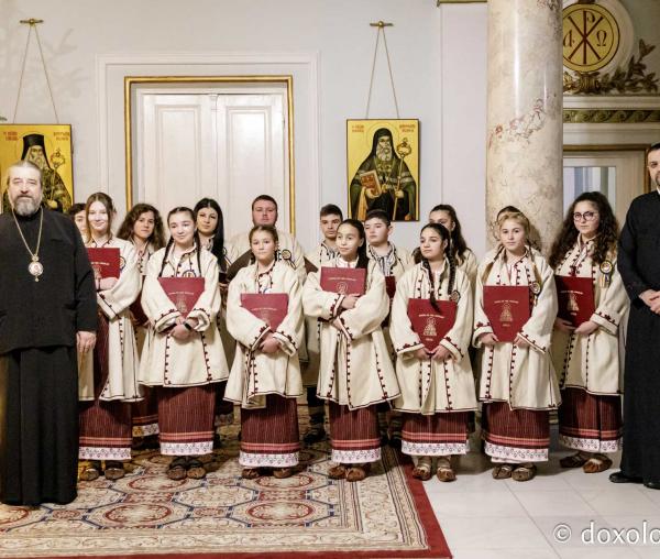 (Foto) Corul „Sf. Ier. Nicolae”, Parohia Bâcu – Colindători la Reședința Mitropolitană 2024