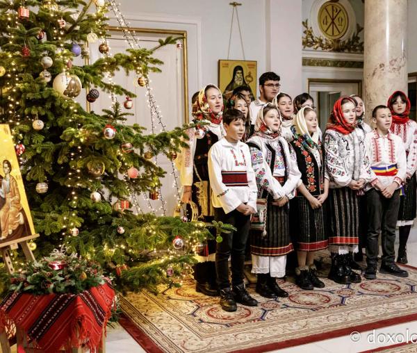 (Foto) Grupul Nectarios de la Parohia Sf. Vasile, Hârlău – Colindători la Reședința Mitropolitană 2024