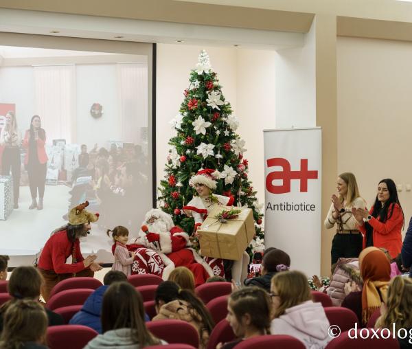 Bucurie și solidaritate la Serbarea de Crăciun organizată de Fundația Antibiotice „Știință și Suflet”
