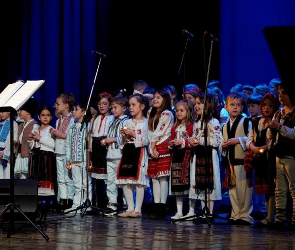 (Video) Bucuria Nașterii Domnului la Gala de Crăciun a Liceului „Varlaam Mitropolitul”