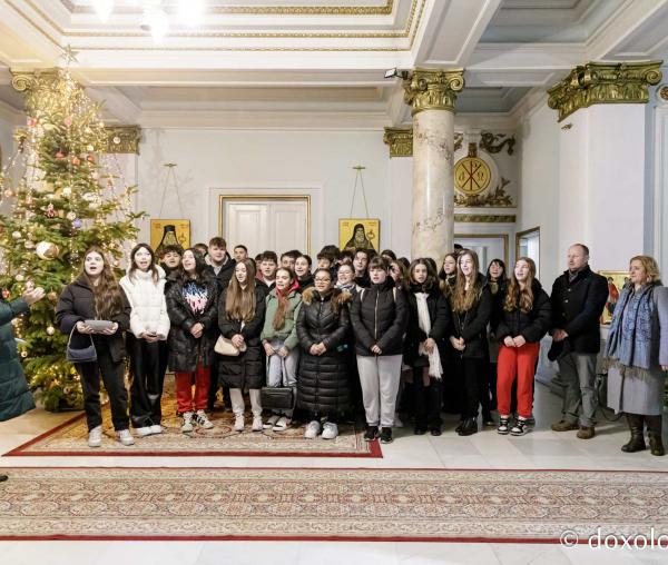 (Foto) Școala „George Călinescu” din Iași, clasa a VIII-a – Colindători la Reședința Mitropolitană 2024