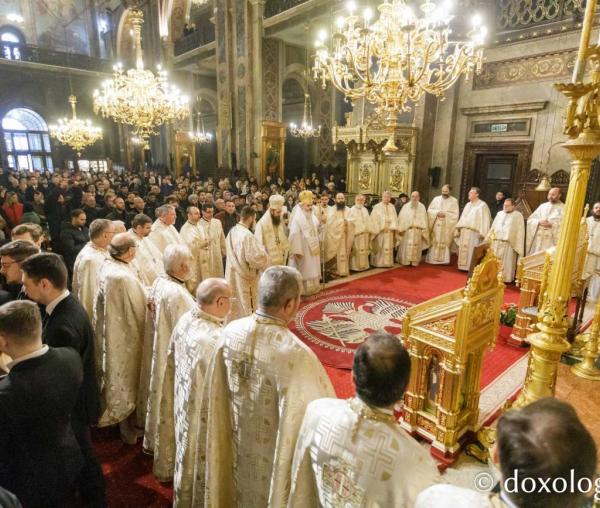 (Video) Sfinții Trei Ierarhi, ocrotitorii învățământului teologic ortodox, cinstiți la Catedrala Mitropolitană din Iași