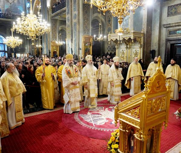 Bucuria tinerilor la hramul Catedralei Mitropolitane: „Să aleg să fiu sincer cu mine, cu alții și cu Dumnezeu”