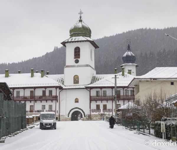 (Foto) Poveste de iarnă la Mănăstirea Agapia