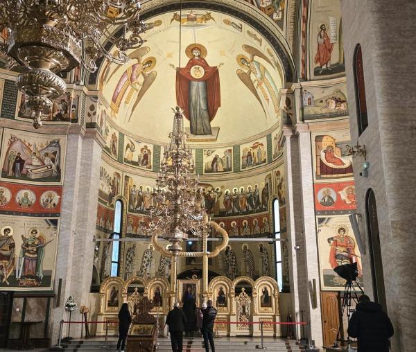 Clipe de liniște în biserica nouă a Mănăstirii Nicula