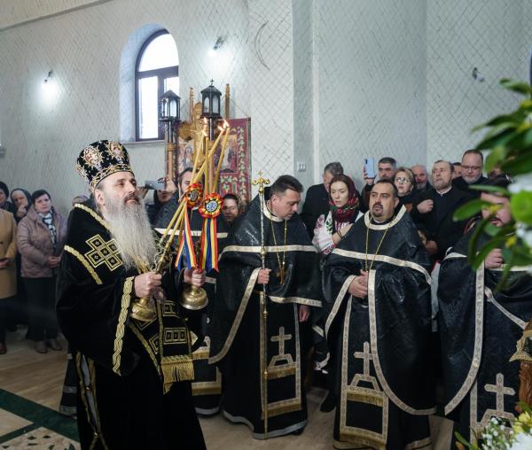 Binecuvântare arhierească la Parohia Boiștea: IPS Teofan a săvârșit Sfânta Liturghie și a sfințit noul ansamblu parohial