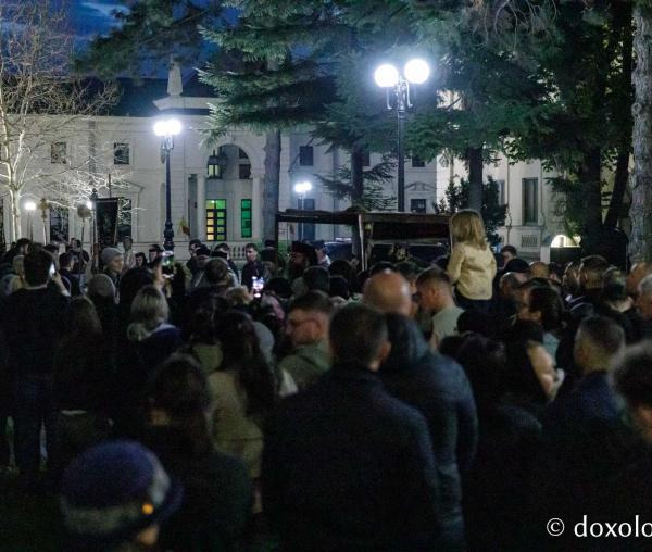 Credincioșii ieșeni, în rugăciune la slujba Prohodului Domnului