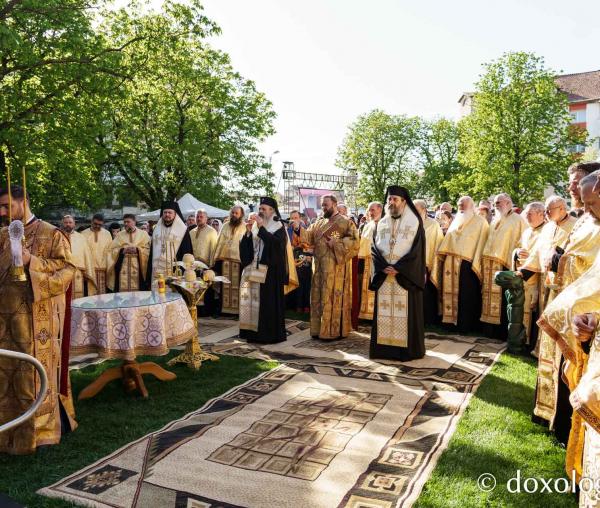 Credincioșii din Botoșani, în rugăciune de sărbătoarea Sfântului Mare Mucenic Gheorghe