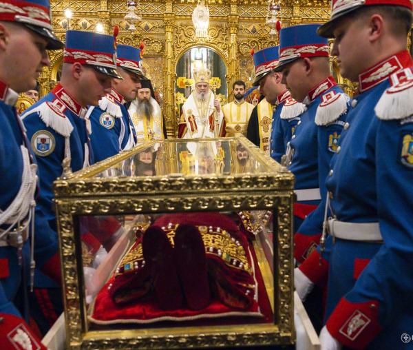Moaștele întregi ale Sfintei Împărătese Elena au fost întâmpinate la Catedrala Patriarhală