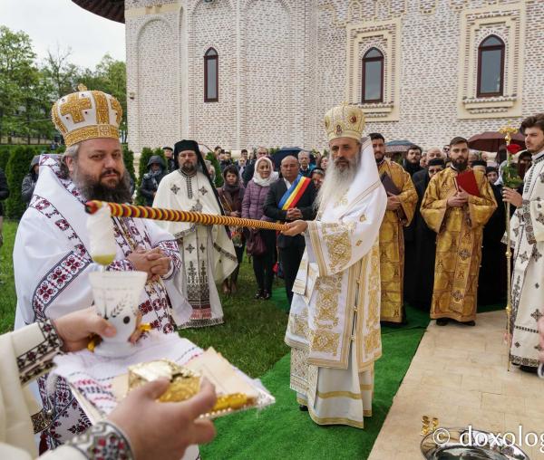 Doi ierarhi au sfințit altarul de vară al Mănăstirii Vlădiceni din Iași