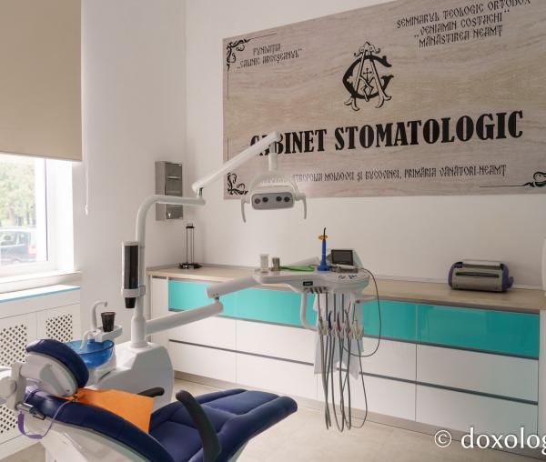 La Seminarul Teologic Ortodox „Veniamin Costachi” de la Mănăstirea Neamț a fost sfințit cabinetul stomatologic școlar „Sfântul Calinic de la Cernica”