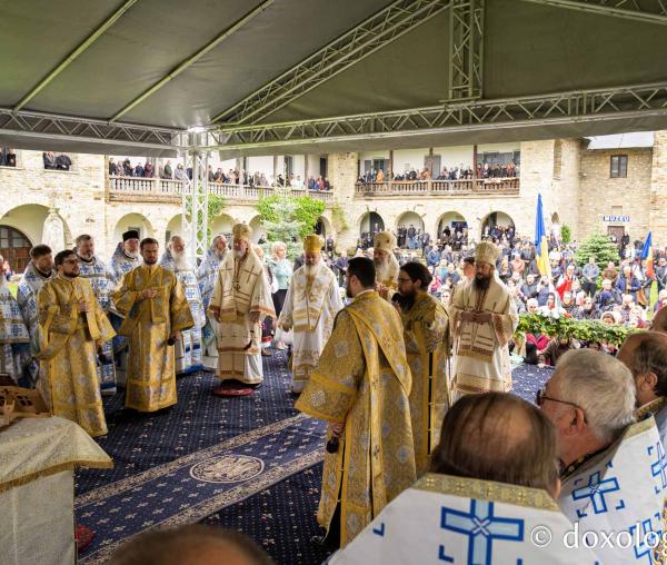 Pelerini din toată țara, la hramul Mănăstirii Neamț
