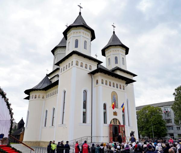 (Video) Biserica „Sfânta Vineri” din Pașcani a fost târnosită de 3 ierarhi