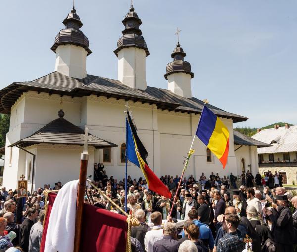 Zeci de credincioși și clerici, la slujba de înmormântare a părintelui Laurențiu Niță
