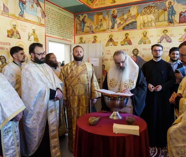 IPS Teofan a slujit la Maternitatea „Cuza Vodă” și a sfințit pictura paraclisului Clinicii „Veronica”