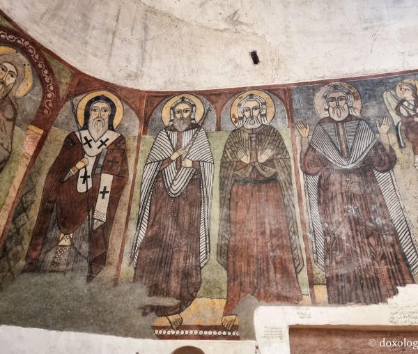 Clipe de răgaz în fața frescelor din biserica Mănăstirii „Sfântul Antonie cel Mare” din Egipt