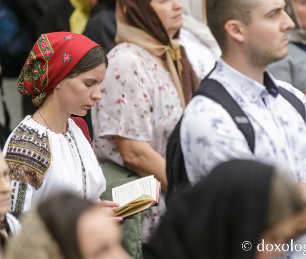 Pelerini uniți în rugăciune, acasă la Sfântul Ioan cel Nou
