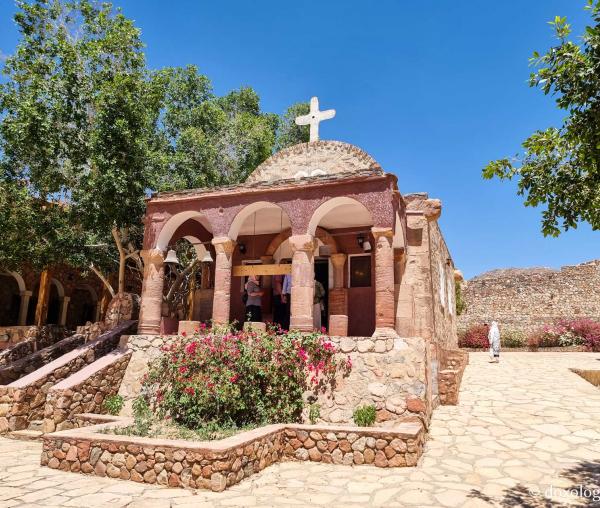 Mănăstirea celor Șapte Fecioare din Sinai – așezământul ridicat pe locul din care a izvorât apă când Moise a lovit stânca cu toiagul