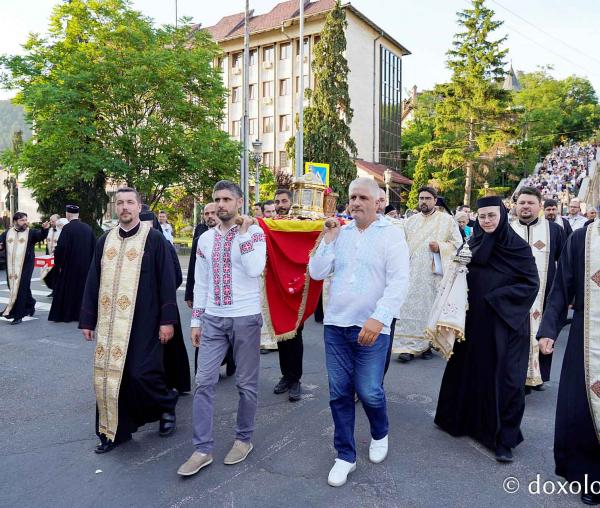 (Foto) Procesiune cu moaștele Sfântului Iosif cel Milostiv la hramul orașului Piatra Neamț