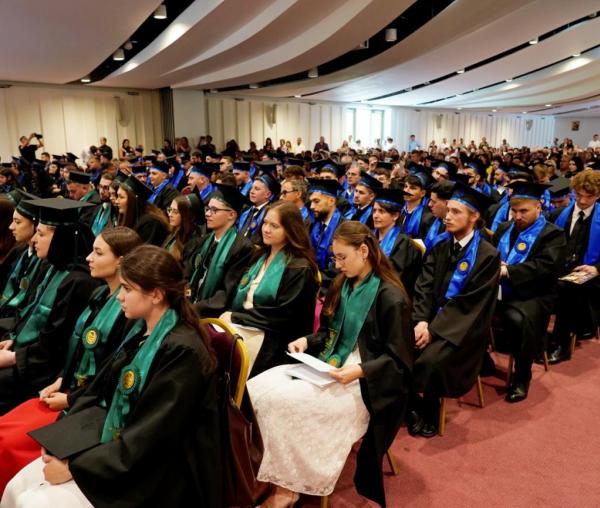(Video) Licențiații Facultății de Teologie Ortodoxă din Iași au depus Jurământul de credință față de Biserică