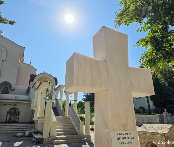 Mormântul Arhimandritului Elefterie Mihail, primul stareț al Mănăstirii Dervent
