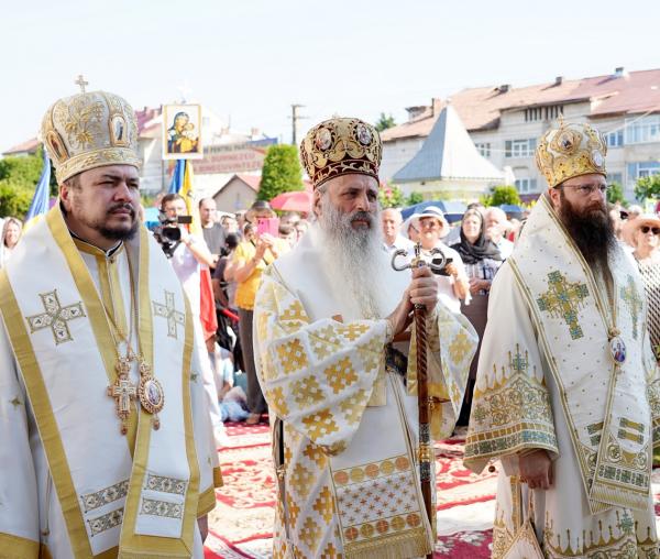 (Video) Biserica „Sfinții Apostoli Petru și Pavel” Roznov II a fost sfințit de trei ierarhi