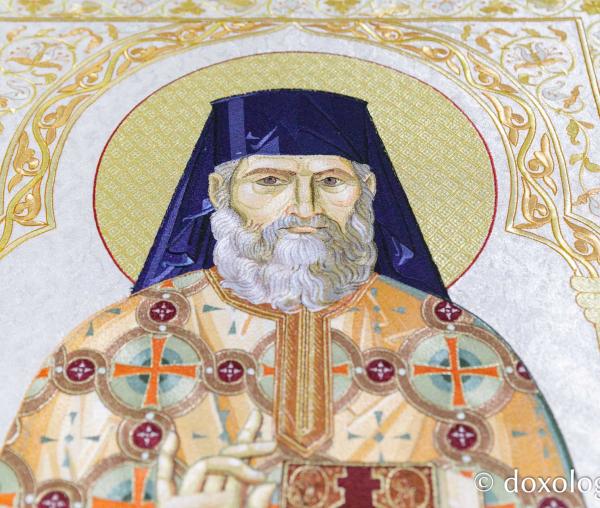 Veșmânt brodat pentru Sfântul Cuvios Serafim cel Răbdător de la Sâmbăta de Sus